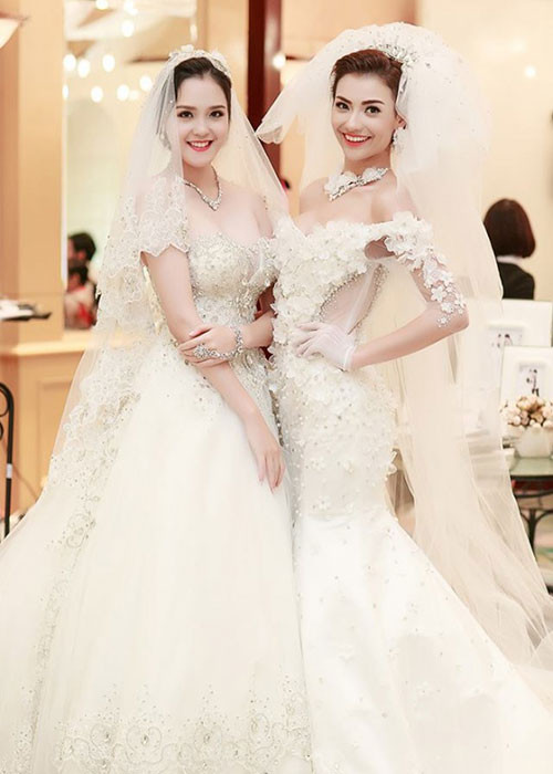 Hồng Quế và Hoàng Anh xinh đẹp khi diện váy cô dâu chụp ảnh chung. Ảnh: Ngoisao