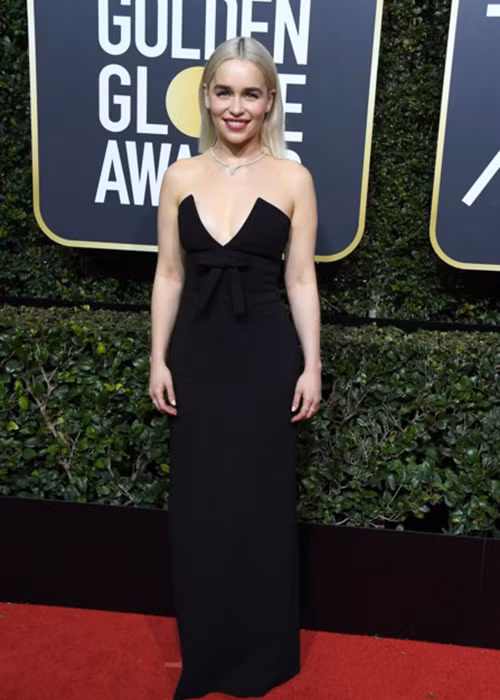 Emilia Clarke xuất hiện trên thảm đỏ Quả cầu vàng 2018. Nữ diễn viên diện chiếc váy tông đen.