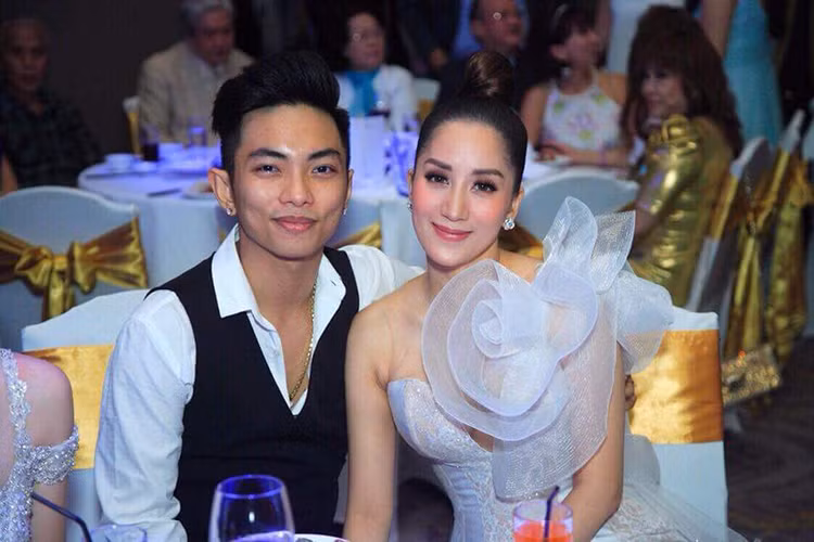 Khánh Thi tâm sự: “Bầu đi tiệc nên bầu tươi ngoài héo trong vì không ăn uống được gì”.