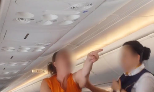 Người đàn bà liên tục chửi rủa hành khách, thậm chí cả tiếp viên hàng không khi họ cố gắng giải quyết vấn đề.