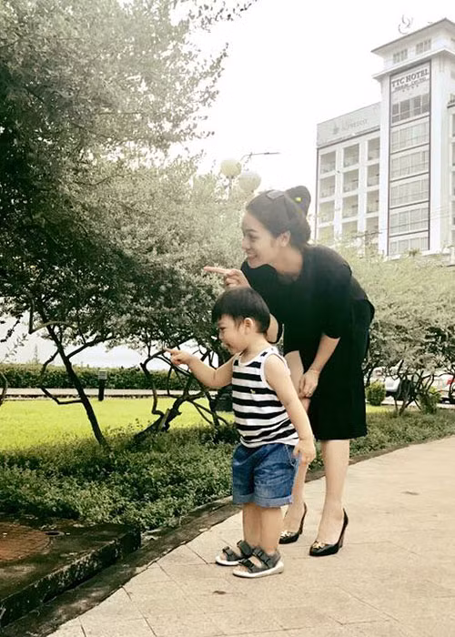 Khoảnh khắc đáng yêu của Nhật Kim Anh bên cậu quý tử khiến nhiều người hâm mộ cảm thấy thích thú.