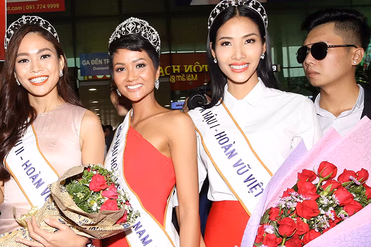 H’hen Niê đáp chuyến bay cùng 2 á hậu của cuộc thi Hoa hậu Hoàn vũ Việt Nam 2017: Hoàng Thùy và Mâu Thủy.