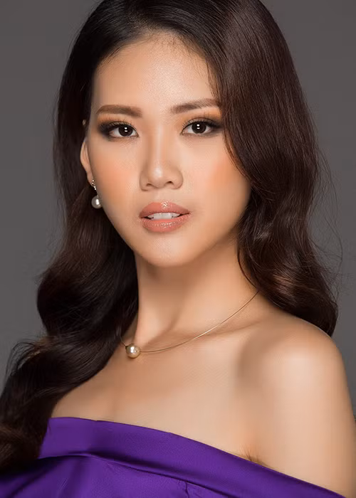 Bùi Quỳnh Hoa sinh năm 1998, cao 1m72, sở hữu số đo 3 vòng 79-62-87. Đang là thí sinh cuộc thi Hoa hậu Hoàn vũ Việt Nam 2017, cô gái đến từ Hà Nội đăng quang cuộc thi Miss Áo dài Việt Nam World 2017.