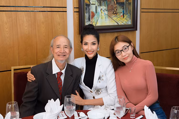 Sau khi giành danh hiệu á hậu, Hoàng Thùy có lịch trình khá bận rộn.