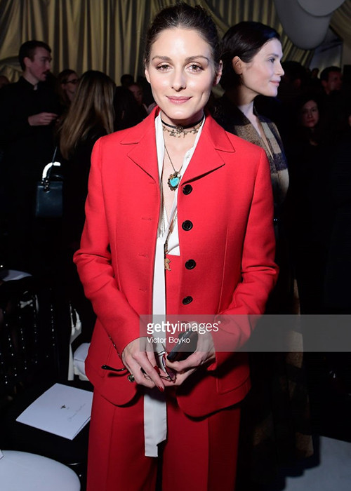 Fashion icon Olivia Palermo diện bộ suit phom dáng nam tính, lấy tông đỏ làm chủ đạo phối cùng áo sơ mi lụa hở ngực và đi kèm những phụ kiện sành điệu như vòng cổ trái tim hay choker cá tính.
