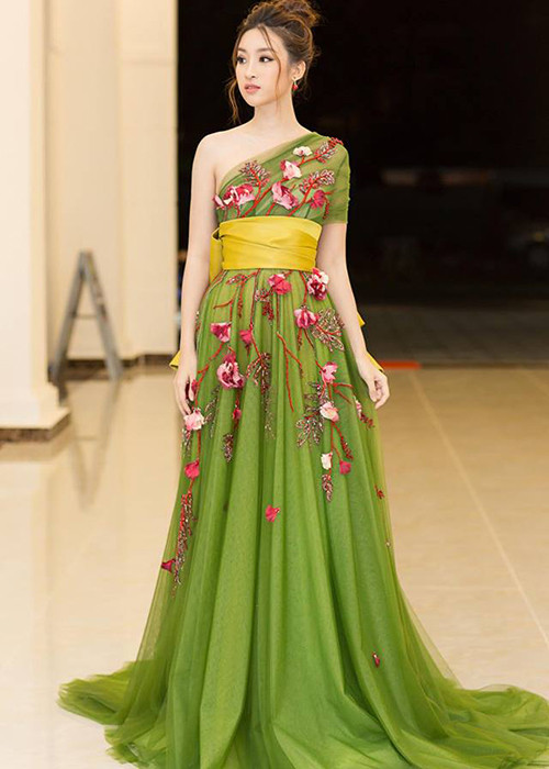 Không quá hở nhưng chỉ cần một bờ vai hờ hững thế này, Mỹ Linh đã đốn tim người yêu thời trang.