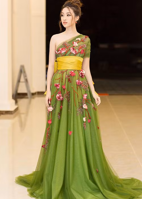 Không quá hở nhưng chỉ cần một bờ vai hờ hững thế này, Mỹ Linh đã đốn tim người yêu thời trang.