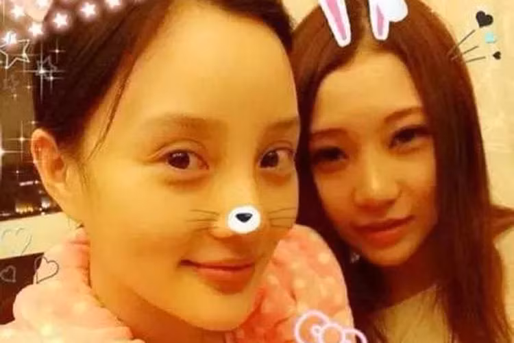 Bà xã của Giả Nãi Lượng chỉ duy nhất một lần lên tiếng về nghi vấn dao kéo gương mặt và trùng tu vòng một. Ảnh: Sina