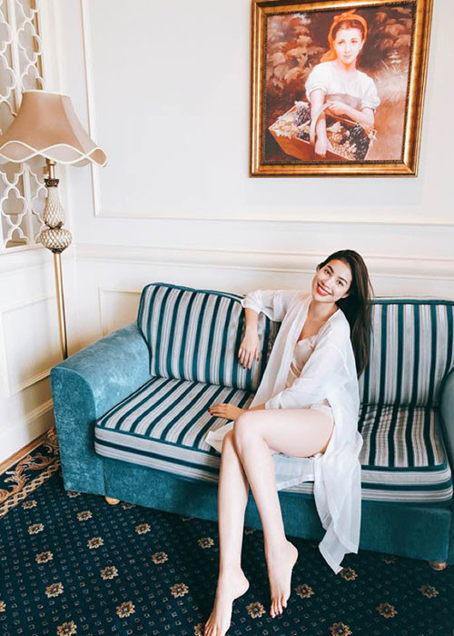 Phạm Hương khoe ảnh gợi cảm là một trong những tin tức sao Việt trong ngày 14/1.