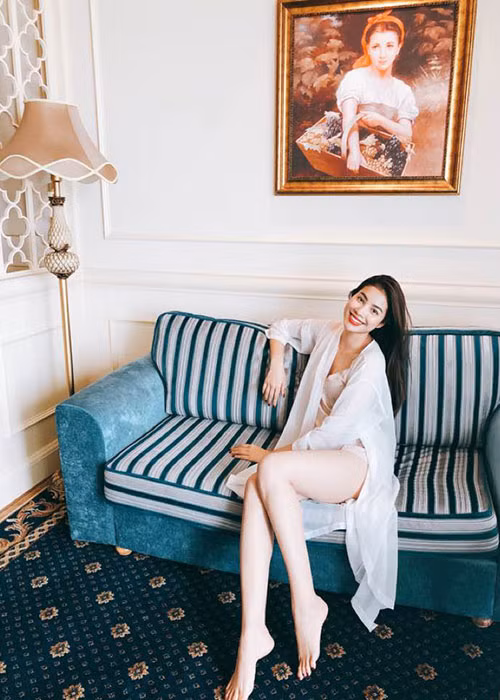 Phạm Hương khoe ảnh gợi cảm là một trong những tin tức sao Việt trong ngày 14/1.