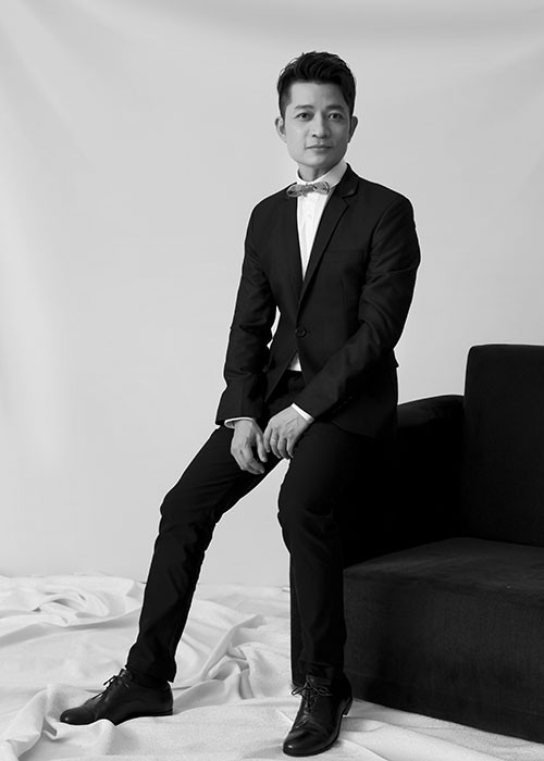 Nhà thiết kế Thuận Việt giữ vai trò giám khảo danh dự cho cuộc thi Hoa hậu Hoàn vũ Việt Nam 2017.