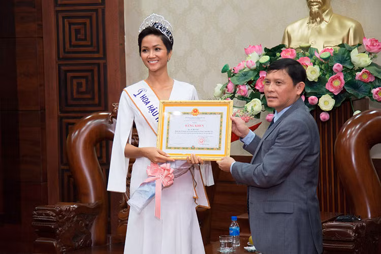 Uỷ ban nhân dân tỉnh Đắk Lắk cho biết, tỉnh Đắk Lắk rất tự hào và hãnh diện trước thành công của Hoa hậu H'Hen Niê.