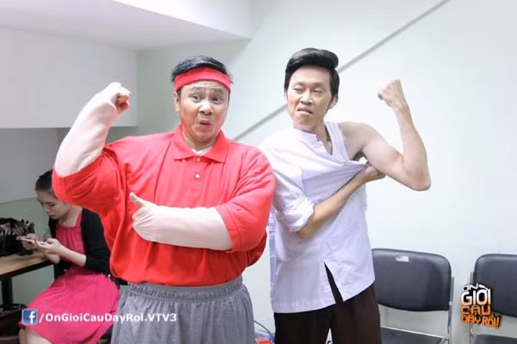 Hoài Linh nhí nhảnh bên Tự Long ở hậu trường chương trình.