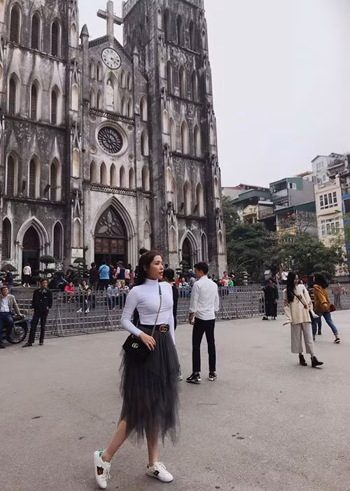 Á hậu Khánh Phương tâm sự: “Xuất phát điểm của mỗi con người có thể khác nhau, nhưng tôi tin rằng trải qua những khó khăn và thử thách sẽ nói lên được bản thân của mỗi người là ai, nội lực dồi dào thế nào”.