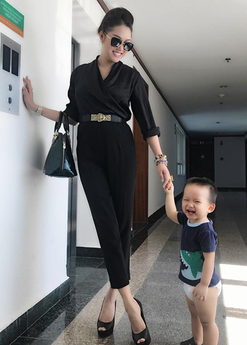 Khoảnh khắc hạnh phúc của Phi Thanh Vân bên con trai Tấn Đức trước khi rời nhà đi làm.