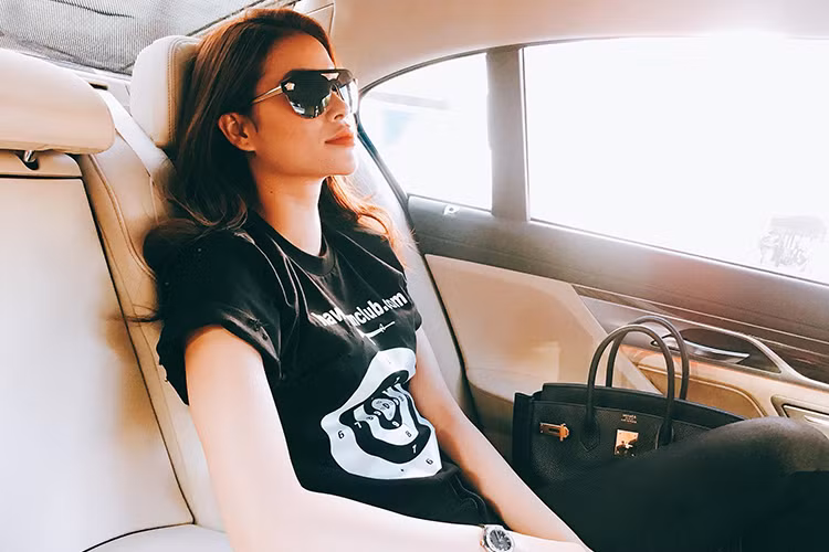 Phạm Hương được mẹ chụp hình là một trong những tin tức sao Việt trong ngày 9/1.