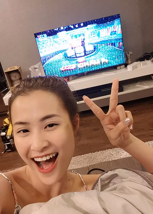 Đông Nhi vui mừng chia sẻ: “Chưa bao giờ xem đá bóng thấy vui như bây giờ. Xem một mình vẫn thấy sướng. Tự hào quá U23 Việt Nam ơi”.