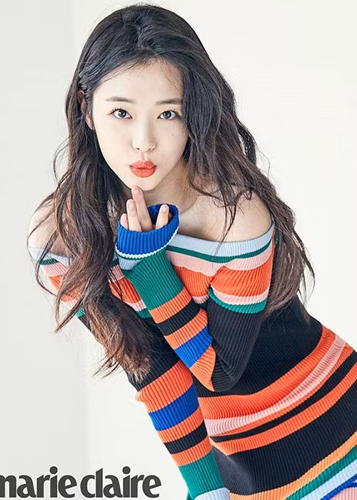 Bằng tuổi ca sĩ kiêm diễn viên Suzy, Sulli cũng là nữ ca sĩ đẹp tự nhiên. Ngay từ tấm bé, Sulli đã xinh xắn, dễ thương.