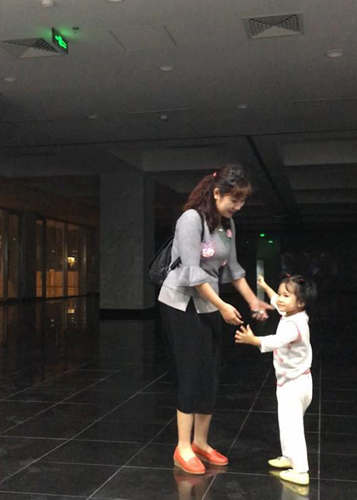 Gần đây, vợ của Tự Long bất ngờ chia sẻ dù tập Táo quân căng thẳng nhưng ông xã không quên gửi lời yêu thương đến vợ.