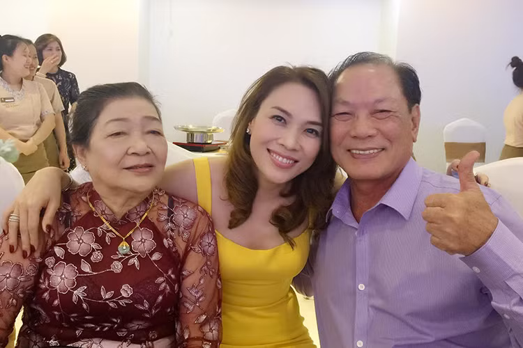 Sao Việt Mỹ Tâm cảm ơn bố mẹ trong ngày sinh nhật: “Hôm nay thức dậy mình đã đọc hết những lời chúc yêu thương của mọi người dành cho mình, thật sự vui và cảm động. Tâm cám ơn rất nhiều. Và mình cám ơn ba mẹ lúc đó đã cố gắng sinh cho được một đứa con gái út mới chịu. Sinh nhật con mong ước ba mẹ có nhiều sức khỏe”.