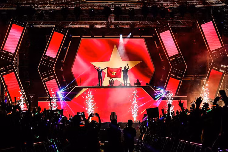 MC Anh Tuấn gửi lời chúc mừng U23 Việt Nam: “Chính thức mất giọng và viêm phổi. Tất cả chỉ vì U23 Việt Nam đá hay quá. Chúc mừng các em”.