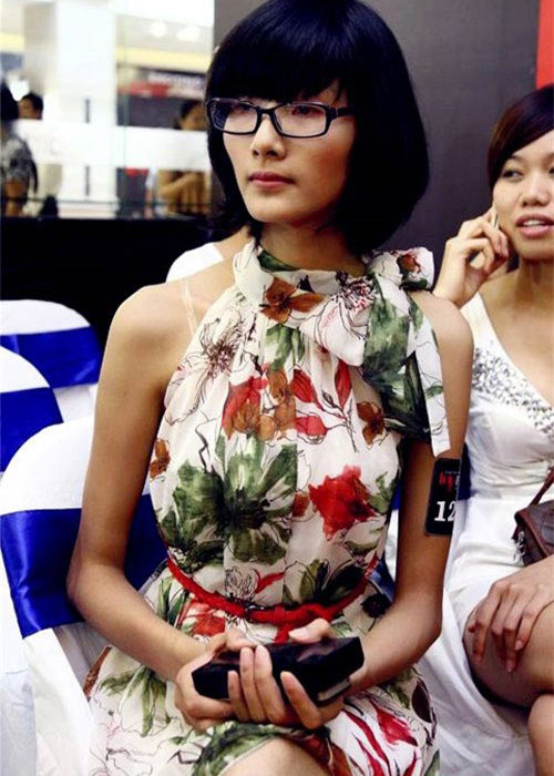 Hoàng Thùy sinh ra trong một gia đình nghèo ở Thanh Hóa. Cô từng phải bán đồ trên xe khách lúc nhỏ. Để thoát nghèo, Hoàng Thùy miệt mài học tập và sau đó thi người mẫu. Ảnh: Vietnamnet