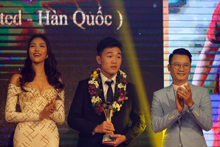 Tháng 1/2017, làm MC cho Gala trao giải Quả bóng vàng Việt Nam 2016, Lan Khuê có cơ hội tiếp xúc với Xuân Trường khi anh được trao danh hiệu “Cầu thủ được yêu thích nhất năm 2016”. Ảnh: Lao động