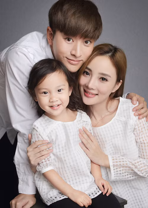 Lý Tiểu Lộ và Giả Nãi Lượng nên duyên từ một bộ phim đóng chung vào năm 2010. Cho đến nay, cặp đôi đã có 6 năm sống chung một nhà. Ảnh: Sina