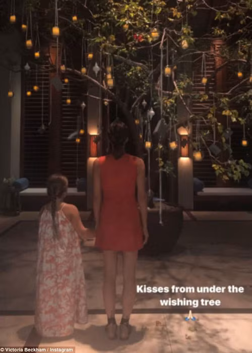 Victoria khoe ảnh bên con gái Harper dịp năm mới.