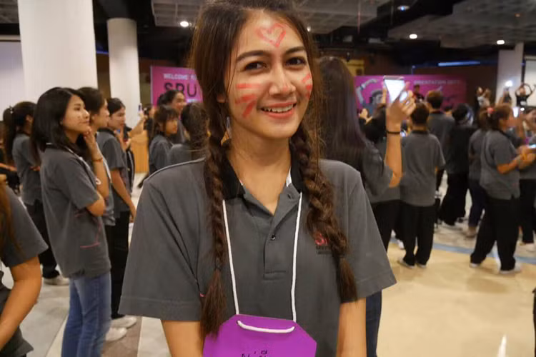 Hoa hậu hụt Panpaporn Sookdee còn gửi lời chúc mừng đến tân Hoa hậu Methawee Theeraleekul.