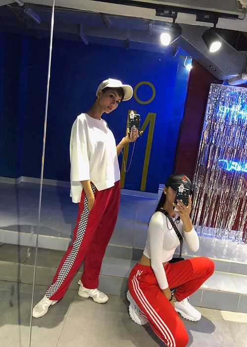 H’hen Niê diện đồ thể dục ton sur son với Lê Thu Trang khi cả hai tham gia cuộc thi Hoa hậu Hoàn vũ Việt Nam 2017. Ảnh: FBNV