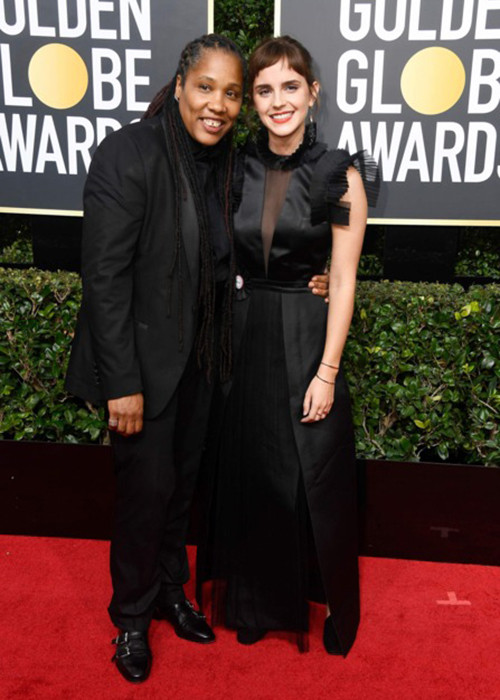 Nữ minh tinh Emma Watson (phải) tham gia Quả cầu vàng 2018 cùng người bạn thân Marai Larasi.
