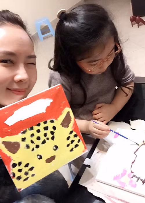 Sau khi lấy chồng, Hồng Diễm lui về ở ẩn. Chỉ khi 2 con cứng cáp, cô mới trở lại đóng phim.