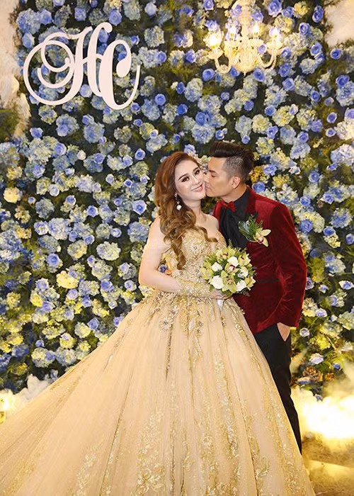 Lâm Khánh Chi còn diện bộ đầm cưới màu vàng nhạt. Giống như vợ, Trần Phi Hùng cũng liên tục thay trang phục. Ảnh: Vietnamnet