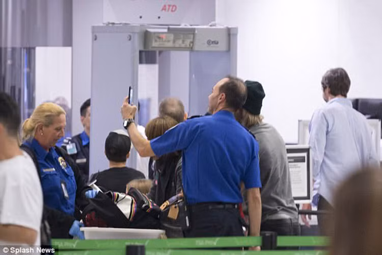 David Beckham thân thiện chụp ảnh cùng người hâm mộ tại sân bay trở về Miami.