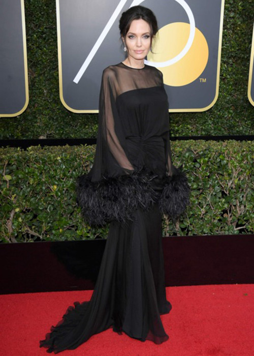 Lễ trao giải Quả cầu vàng 2018 diễn ra vào sáng ngày 8/1 (giờ Việt Nam). Xuất hiện trên thảm đỏ, nữ diễn viên Angelina Jolie diện đồ đen.