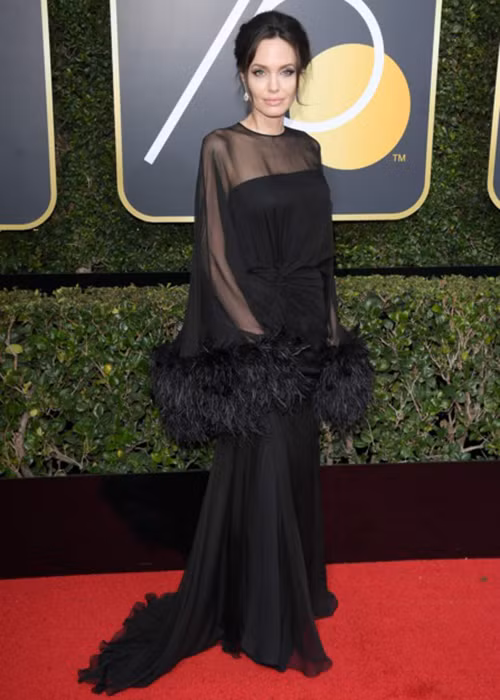 Lễ trao giải Quả cầu vàng 2018 diễn ra vào sáng ngày 8/1 (giờ Việt Nam). Xuất hiện trên thảm đỏ, nữ diễn viên Angelina Jolie diện đồ đen.