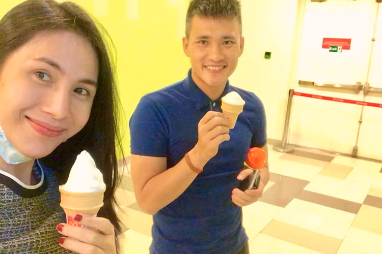 Vợ chồng Công Vinh - Thủy Tiên đều rất thích món kem mát lạnh.