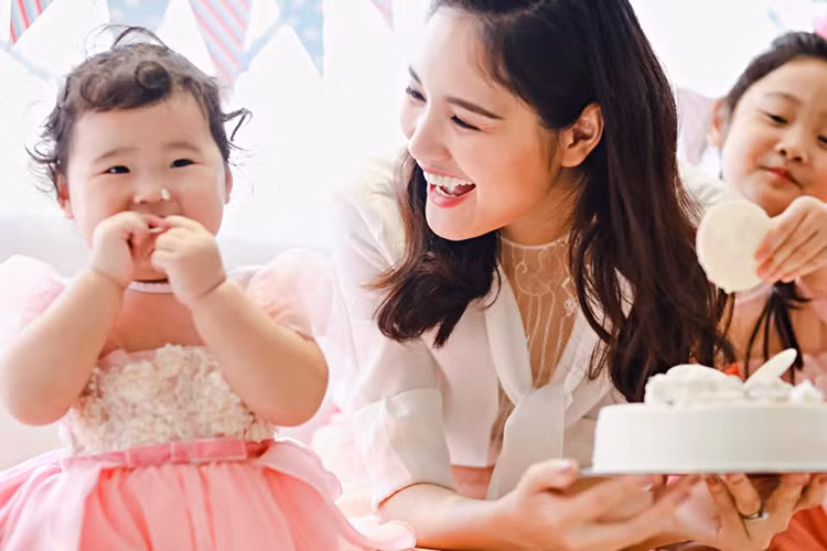 Hoa hậu Hương Giang tiết lộ cô con gái thứ hai rất thích đẩy vali, hay hát và rất quấn chị gái.