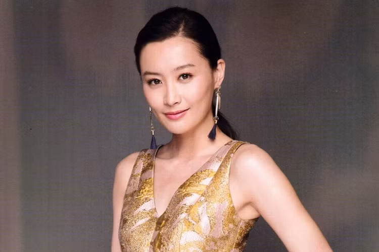 Trần Pháp Lai sinh năm 1982, là ca sĩ kiêm diễn viên. Sao Hoa ngữ này từng tham gia diễn xuất phim "Sức mạnh tình thân", "Bao la vùng trời 2"...