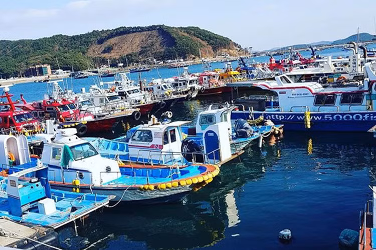 Trước khi qua đời, Jeon Tae Soo đăng tải loạt dòng tâm sự đầy ẩn ý. Ngày 4/1, anh chia sẻ hình ảnh bến thuyền kèm chú thích: "Rời đi".