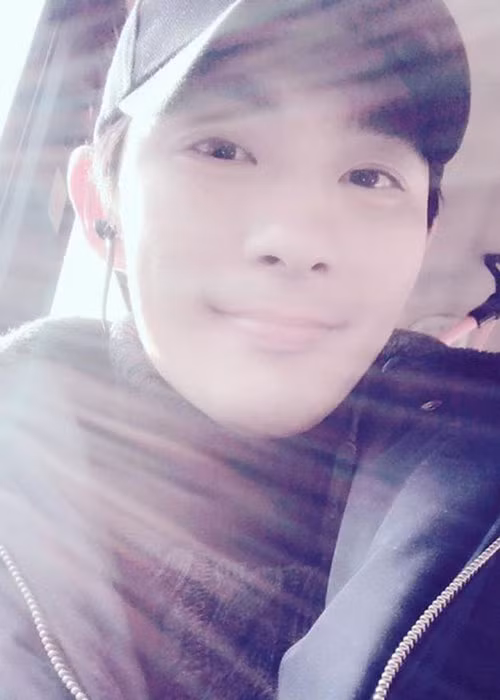 Jeon Tae Soo - em trai của Ha Ji Won đã qua đời sau 5 năm chống chọi căn bệnh trầm cảm. Bức ảnh cuối cùng anh đăng tải trên trang cá nhân là hình ảnh nam diễn viên đội mũ, đeo tai nghe và cười mỉm.