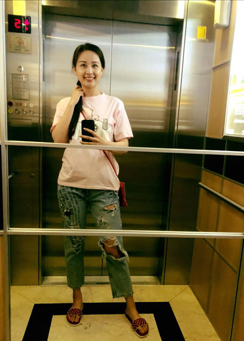 Mai Phương Thúy chia sẻ: “Có phải càng thành công thì ta lại càng giống cái bang như thế này? Xin đừng chỉ trích đôi dép, Valentino về đội Thúy thì cũng như thế thôi”.