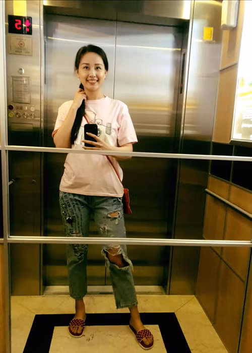 Mai Phương Thúy chia sẻ: “Có phải càng thành công thì ta lại càng giống cái bang như thế này? Xin đừng chỉ trích đôi dép, Valentino về đội Thúy thì cũng như thế thôi”.