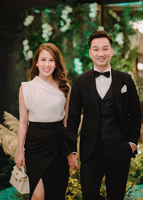 Vợ chồng sao Việt Thành Trung - Ngọc Hương đi ăn cưới bạn mà bồi hồi nhớ lại ngày cả hai về chung một nhà.