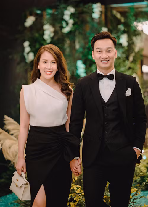 Vợ chồng sao Việt Thành Trung - Ngọc Hương đi ăn cưới bạn mà bồi hồi nhớ lại ngày cả hai về chung một nhà.