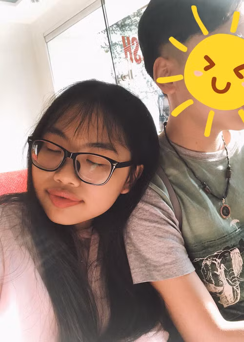 Vừa qua, trên trang cá nhân, Phương Mỹ Chi bất ngờ đăng tải hình ảnh bên một chàng trai giấu mặt kèm chia sẻ: "Mặt trời kia dù ở đâu". Lập tức, "chị Bảy" bị nghi ngờ yêu sớm. Ảnh: FBNV