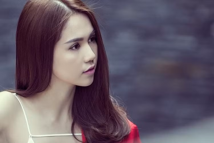 Ngọc Trinh chia sẻ: “Càng lớn chúng ta càng có khả năng quản lý cảm xúc được, sẽ buồn một cách bền vững hơn, sẽ cô đơn một cách bài bản hơn, sẽ giận dữ một cách đúng quy trình hơn, và sẽ yêu một cách tử tế hơn. Cho nên càng lớn lên con người càng lười giải thích. Có khi ai đó hiểu lầm, ta thậm chí muốn để họ tự tìm ra câu trả lời theo thời gian. Ta chỉ cần những người ta thương hiểu là đủ, còn lại, tùy”.