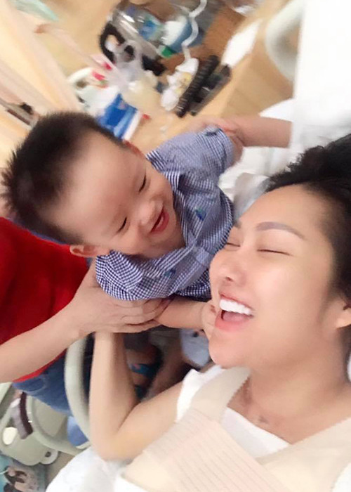 Nữ diễn viên phim “Cô gái xấu xí” vui vẻ bên cậu quý tử sau ca phẫu thuật thẩm mỹ tháng 7/2017.