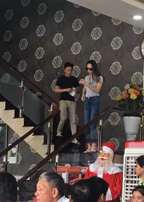 Mới đây, những hình ảnh của Cường Đôla - Đàm Thu Trang tại một quán ăn được cư dân mạng truyền tay nhau.